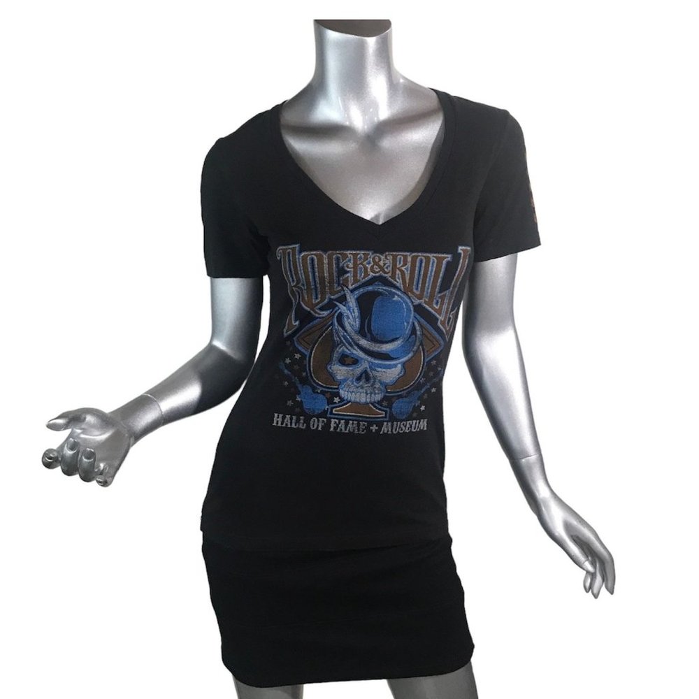 "Rock & Roll Hall of Fame + Museum" Skull Graphic Fitted T Shirt V Neck Women's
